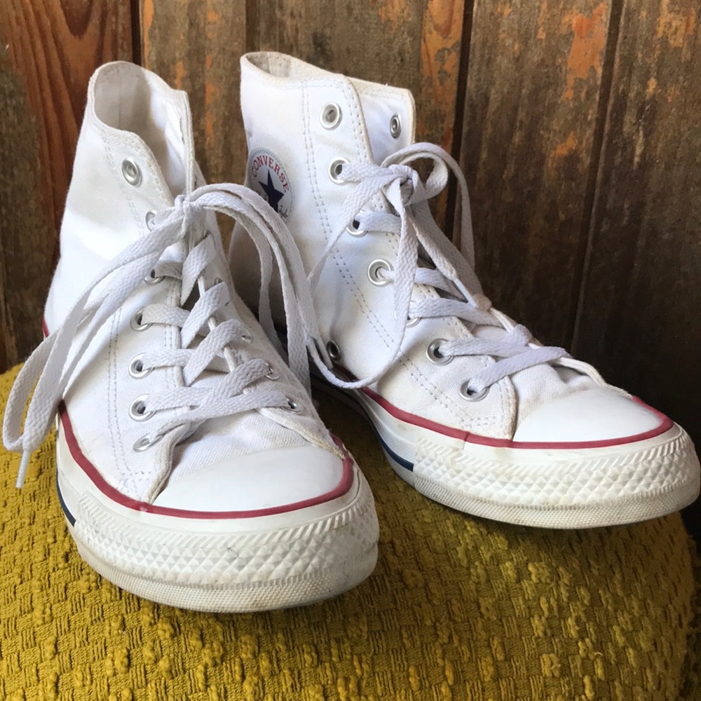 Converse hi-tops size 8.